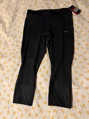 Nike Black and Gray Patterned Athletic Cropped Leggings
